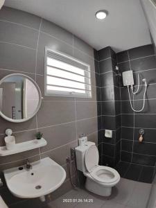 Bandar Puncak AlamPrima Guest House - Puncak Alam Homestay Mus-lim friendly的一间带卫生间、水槽和镜子的浴室