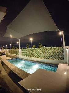 Bandar Puncak AlamPrima Guest House - Puncak Alam Homestay Mus-lim friendly的一座建筑物的游泳池