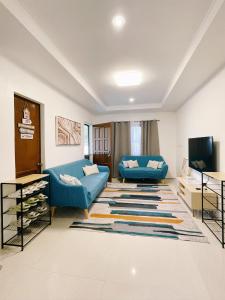 奥隆阿波Ana's Haven Olongapo/Subic (East Bajac-Bajac)的客厅配有蓝色的沙发和电视