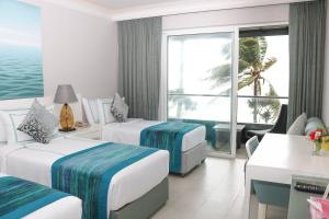 尼甘布Earl's Regent Negombo的酒店客房设有两张床,享有海景。
