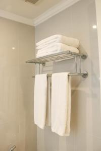 尼甘布Earl's Regent Negombo的浴室毛巾架上的一束毛巾
