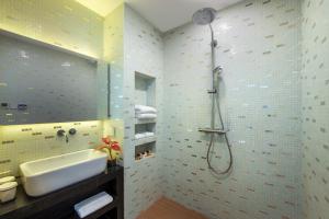 深圳深圳品上云端服务式公寓的一间带水槽和淋浴的浴室