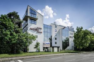 纽伦堡阿维娜会展中心酒店的路旁有标志的建筑物