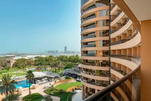 迪拜皇家艾美国际海滩度假村的从大楼的阳台上可欣赏到风景
