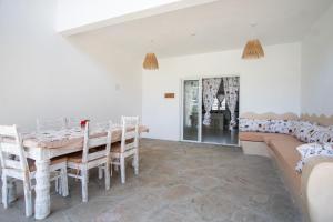 瓦塔穆Swami - Maisha Resort的一间带桌椅和沙发的用餐室