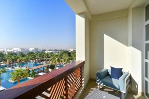 多哈Al Messila, A Luxury Collection Resort & Spa, Doha的以及享有度假村游泳池景致的阳台。
