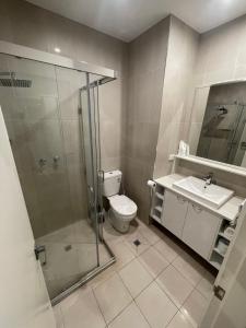 达尔文温尼里亚汽车旅馆的带淋浴、卫生间和盥洗盆的浴室