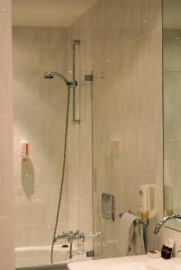 纽伦堡阿维娜会展中心酒店的带淋浴、盥洗盆和浴缸的浴室