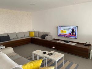 马达巴Golden rays chalet的带沙发和电视的客厅