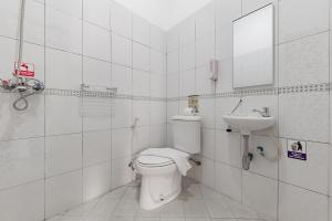万隆Urbanview Hotel My Honai Setrasari by RedDoorz的一间带卫生间和水槽的浴室