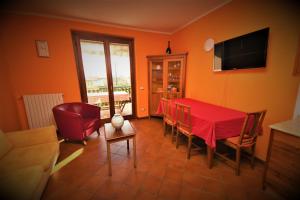 圣费利切德尔贝纳科Morgan's oasis的客厅配有红色的桌子和椅子