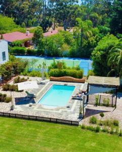 斯泰伦博斯Vine Guesthouse的享有庭院内游泳池的空中景致
