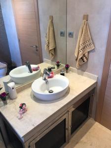 西迪布克纳德尔Luxury Apprt 2 ch ,prestigia des nations的一间带水槽和镜子的浴室