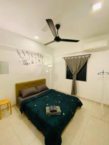 峇六拜Cozy 3BR Apartment with Free Netflix的一间卧室配有一张床和吊扇