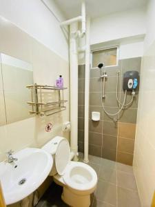 峇六拜Cozy 3BR Apartment with Free Netflix的一间带卫生间和水槽的浴室