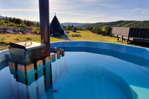 DagaliActive Adventure Base - Apartment & Lavvo, Dagali Fjellpark的一个带蓝色游泳池的游泳池