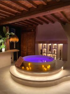 Suite la cabaña的客房内设有带灯的热水浴池