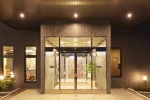 铫子市Hotel Route Inn Choshi Eki Nishi的玻璃门进入大楼的入口