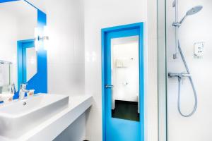 不莱梅B&B Hotel Bremen-Altstadt的带淋浴的浴室和蓝色门