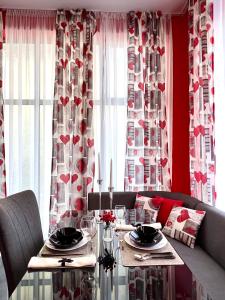 索非亚Flower house 3的一间带桌子、沙发和窗户的用餐室