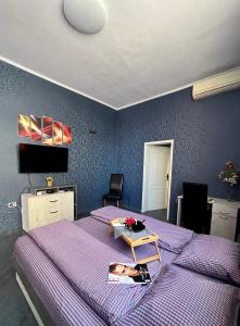 索非亚Flower house 3的一间卧室配有一张紫色床和一张桌子