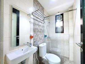 玛琅辛塔旅馆的浴室配有白色卫生间和盥洗盆。