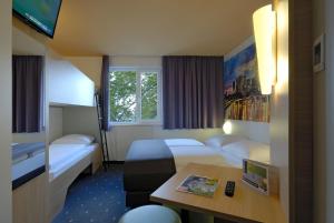 美因河畔法兰克福法兰克福市东部床和早餐酒店的酒店客房设有两张床和一张桌子。