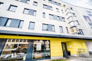 波恩B&B Hotel Bonn-West的黄色和白色外墙的建筑