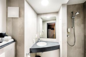 波恩B&B Hotel Bonn-West的一间带水槽和淋浴的浴室