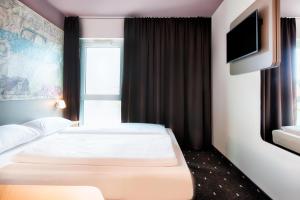 艾森纳赫B&B Hotel Eisenach的双床间 - 带2张床 - 带平面电视的酒店客房