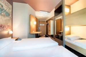艾森纳赫B&B Hotel Eisenach的酒店客房带两张床和一间浴室