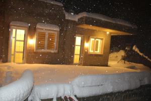 卜舍里包豪斯小木屋公寓的房子前面的雪覆盖的房子