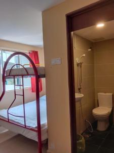 吉隆坡RAS Hotel的浴室配有双层床、卫生间和水槽