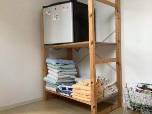 奈弗达尔Dekker的一个带毛巾和冰箱的木制架子