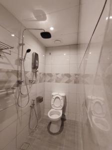 Kelebang BesarCT HOME83Stay - Klebang Beach Melaka的一间带卫生间和淋浴的浴室以及一部电话