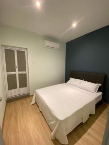 CT HOME83Stay - Klebang Beach Melaka客房内的一张或多张床位