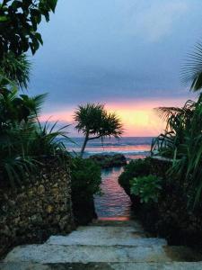 维拉港Banana Bay Beach Club的一条通往大海的路,在背后日落