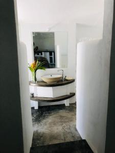 维拉港Banana Bay Beach Club的一间带水槽和镜子的浴室