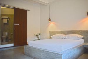 科伦坡City Beds Colombo的一间卧室配有一张床,浴室设有卫生间