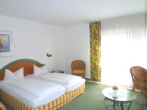 利普施塔特克鲁森霍夫酒店的酒店客房配有一张床铺和一张桌子。