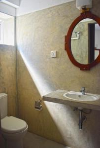 科伦坡City Beds Colombo的一间带水槽和镜子的浴室