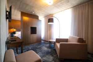 库雷萨雷乔安设计水疗酒店的酒店客房设有沙发、桌子和床。