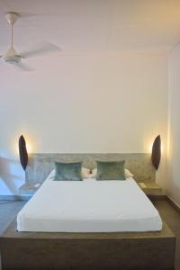 科伦坡City Beds Colombo的卧室配有一张带白色床单的大床