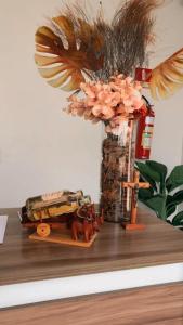 乌巴雅拉Pousada Serrana的木架,花瓶和玩具火车