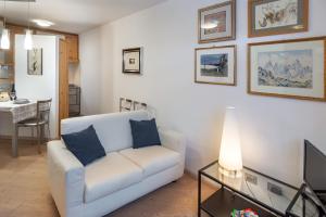 普雷达佐DolomiApartments - Appartamento Orso Bruno的客厅配有白色的沙发和桌子
