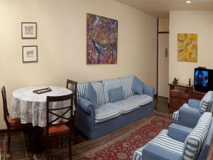 里约热内卢莱布隆公寓，巴西之最的客厅配有沙发和桌子