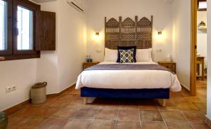 Canillas de AceitunoLa Vieja Botica的一间卧室,卧室内配有一张大床