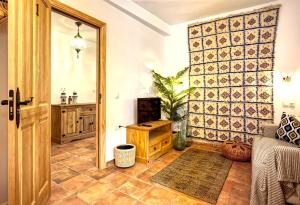 Canillas de AceitunoLa Vieja Botica的客厅设有一扇门,可通往带桌子的房间