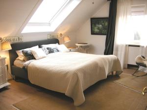 海利根港Quarterdeck61的一间卧室配有一张带天窗的大床
