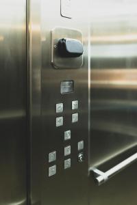 托莱多HOSTAL NOGUERAS 3的装有按钮的不锈钢冰箱的关闭